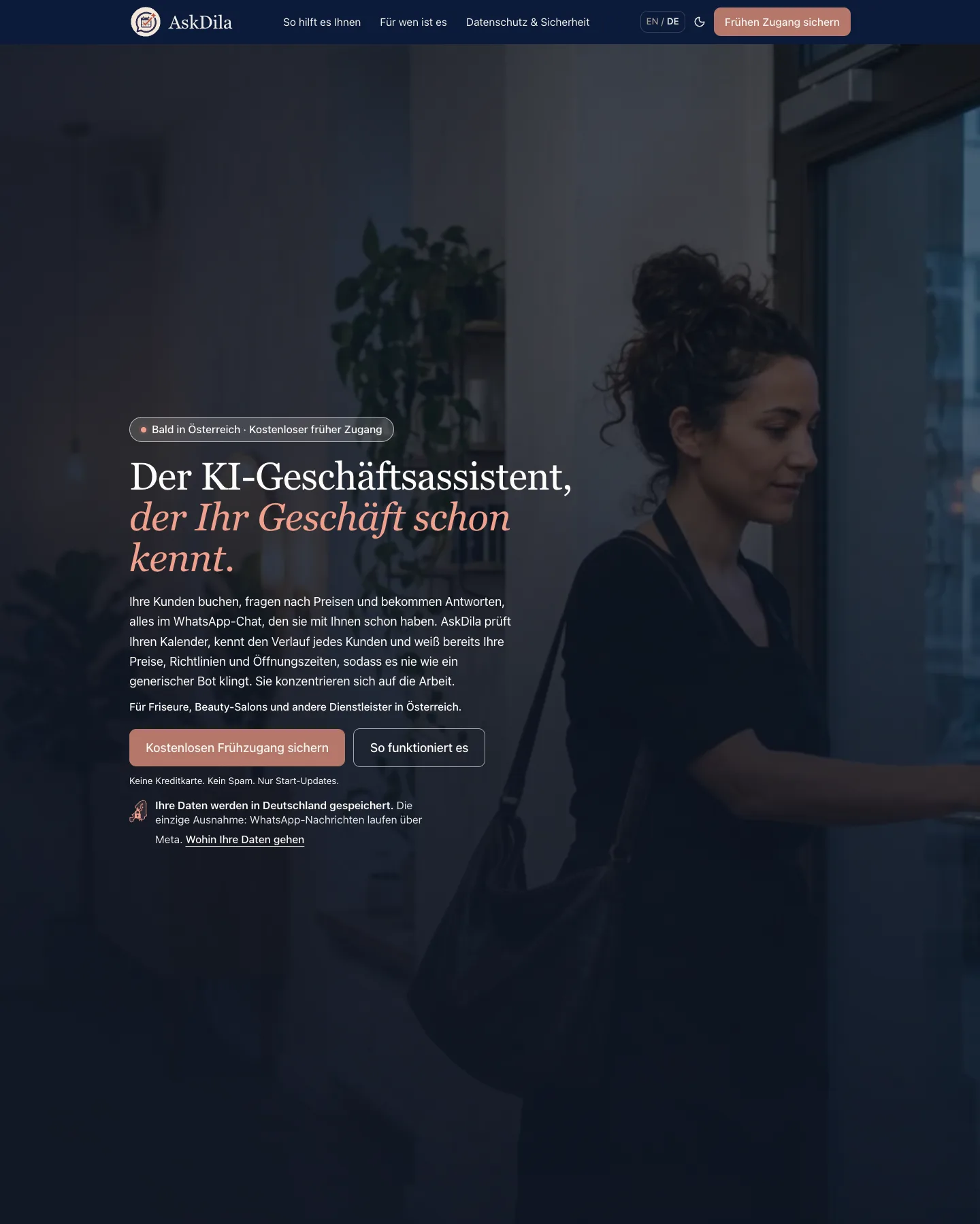 Startseite von AskDila: die Überschrift „Der KI-Geschäftsassistent, der Ihr Geschäft schon kennt.“ über einem abgedunkelten Foto einer Frau an einer Tür, mit zwei Buttons und einem Hinweis, dass die Daten in Deutschland gespeichert werden.